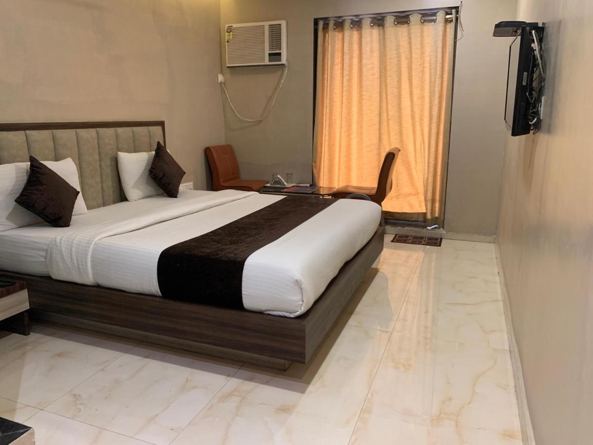 Hotel Merakee - Near Dahisar Mira Road Mumbai Buitenkant foto