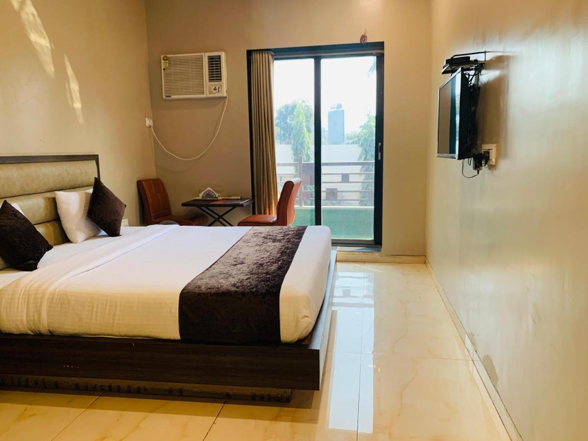 Hotel Merakee - Near Dahisar Mira Road Mumbai Buitenkant foto