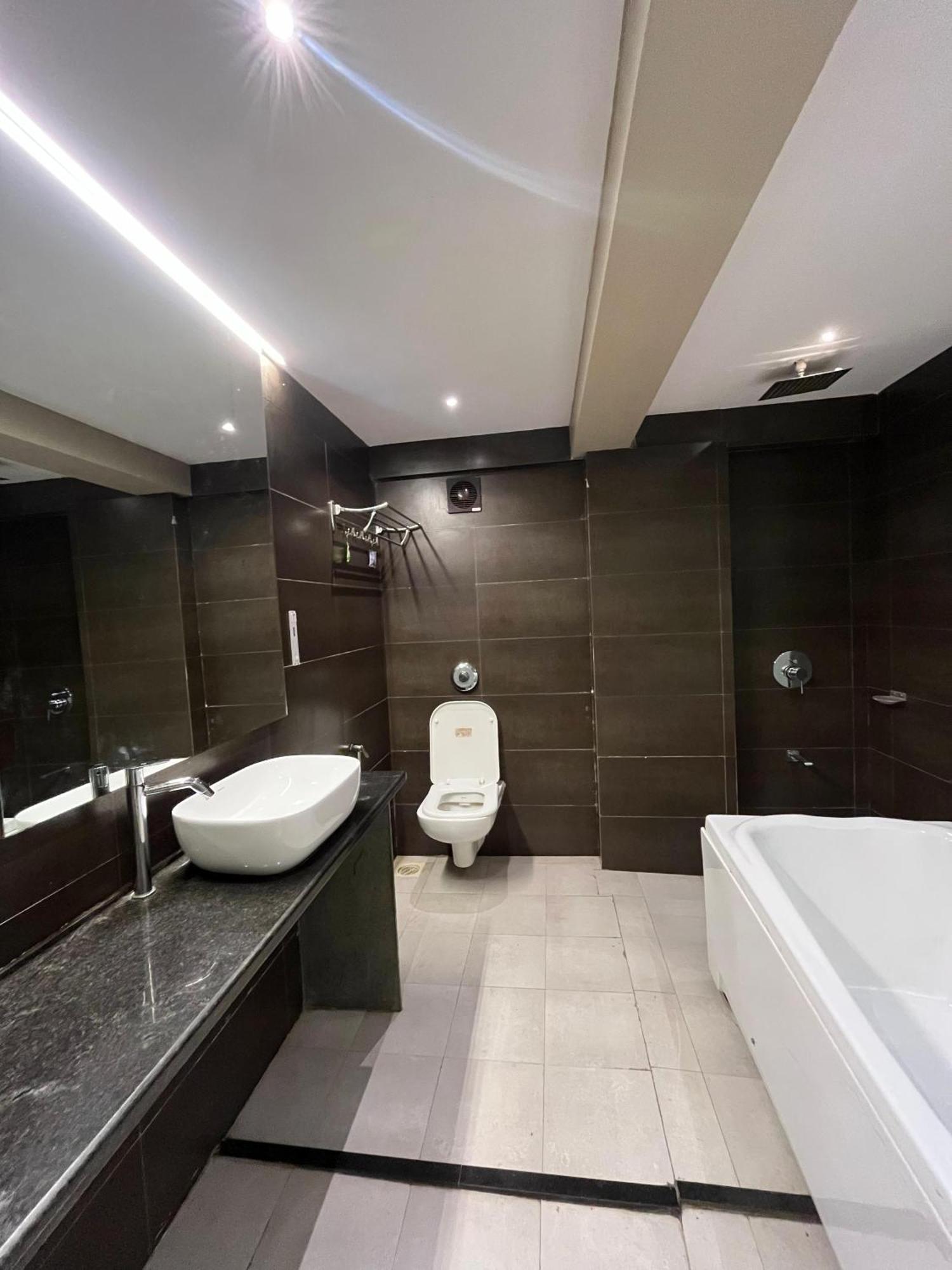 Hotel Merakee - Near Dahisar Mira Road Mumbai Buitenkant foto